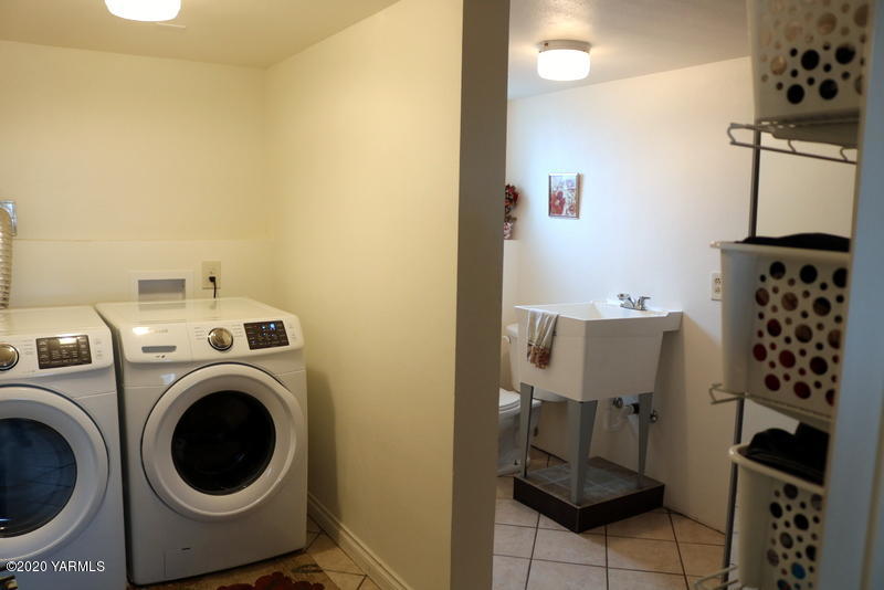 2491 Lateral 1 Road Wapato, WA 98951 - Photo 25 of 26 a utility room with dryer and washer