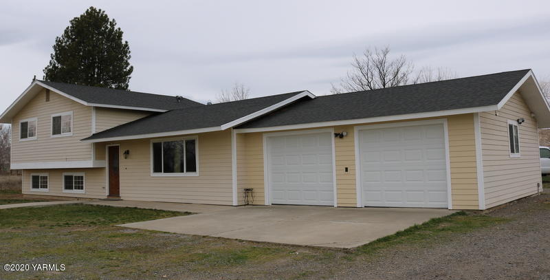 2491 Lateral 1 Road Wapato, WA 98951 - Photo 26 of 26 a front view of a house with a yard and garage