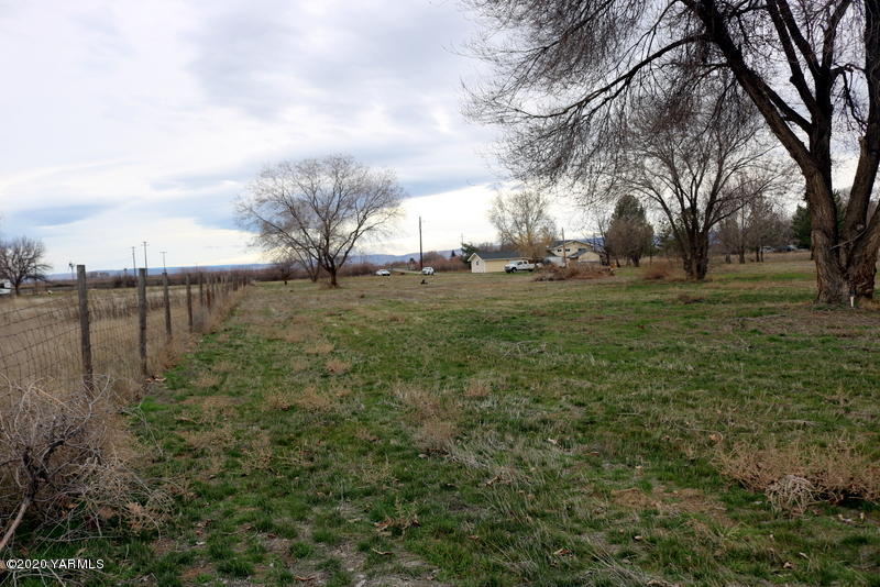 2491 Lateral 1 Road Wapato, WA 98951 - Photo 4 of 26 a view of a garden with trees