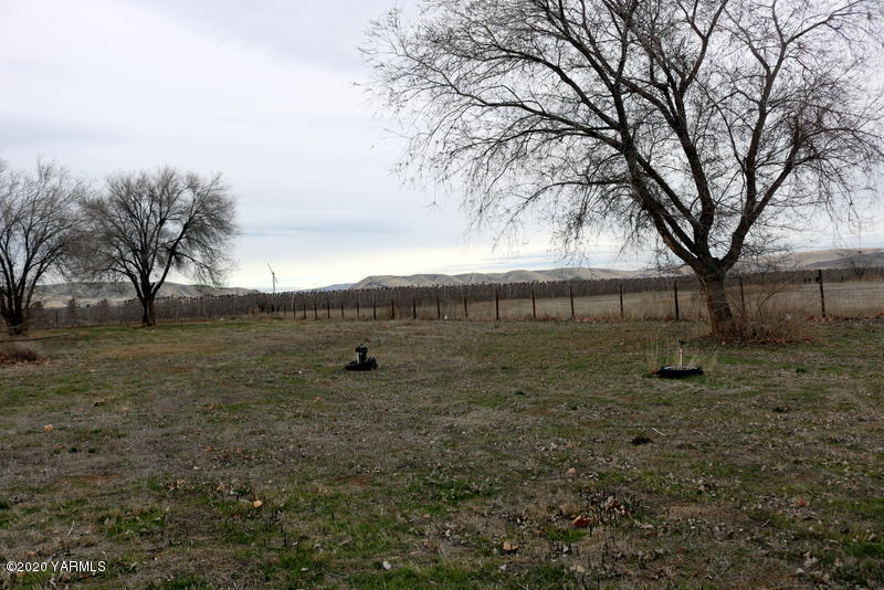 2491 Lateral 1 Road Wapato, WA 98951 - Photo 5 of 26 a view of outdoor space with trees