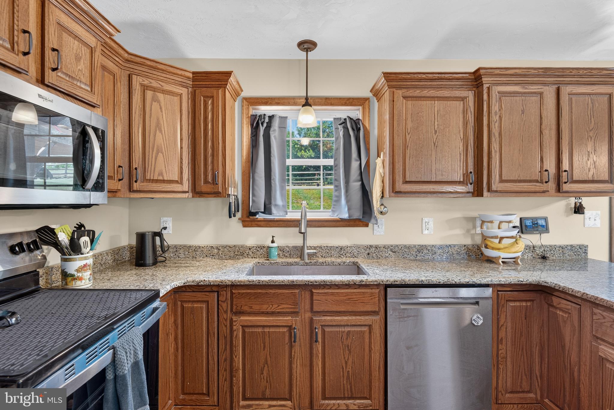 225 North Grant Road Thomasville, PA 17364 - Photo 15 of 49 Kitchen w/granite and stainless steel appliances