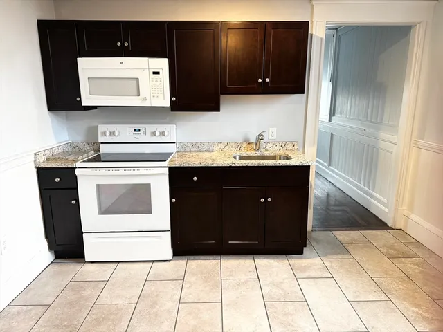 $1,400 | 9 Taunton Green, Unit 4, Taunton, MA 02780