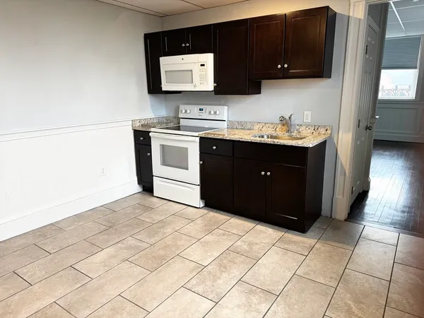 $1,400 | 9 Taunton Green, Unit 4, Taunton, MA 02780