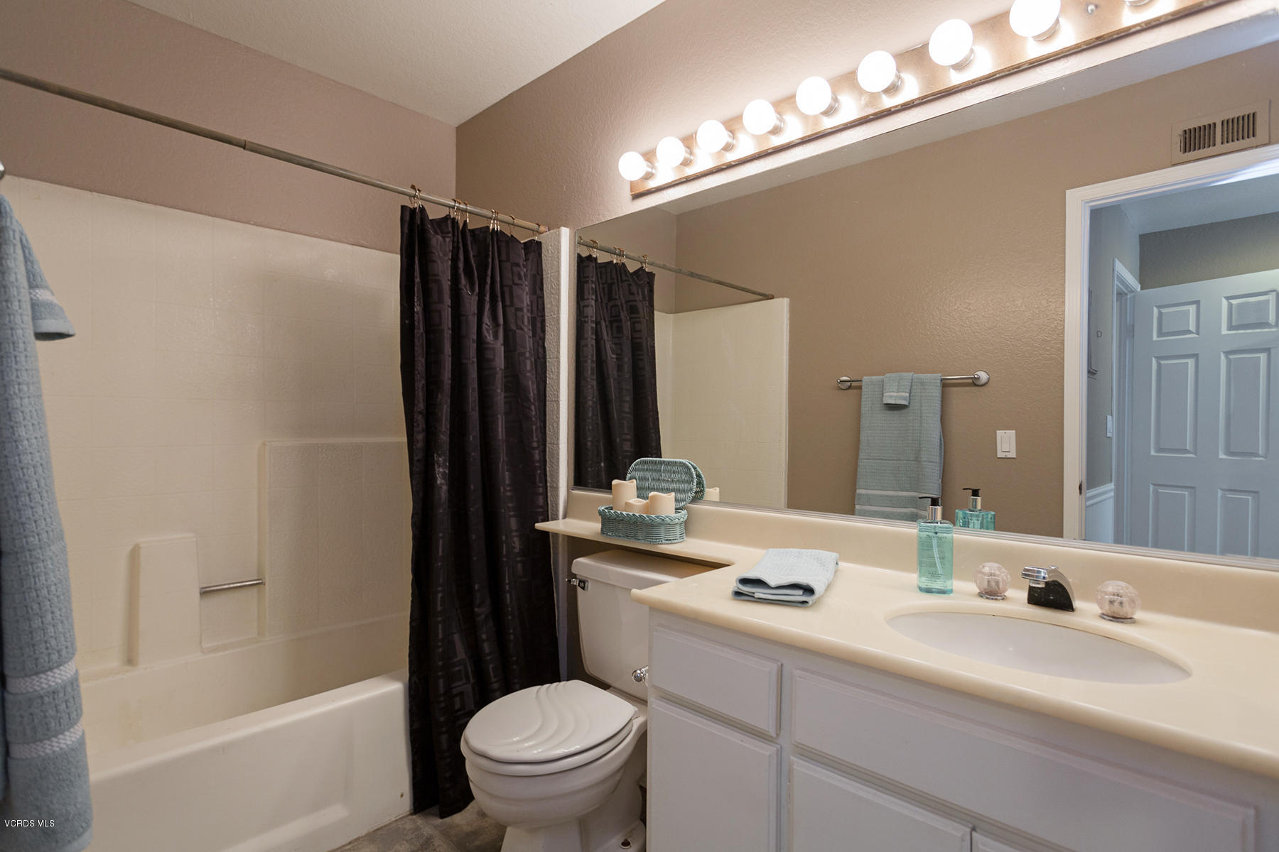 1806 Rory Lane, Unit 7 Simi Valley, CA 93063 - Photo 14 of 24 Rory17-mls
