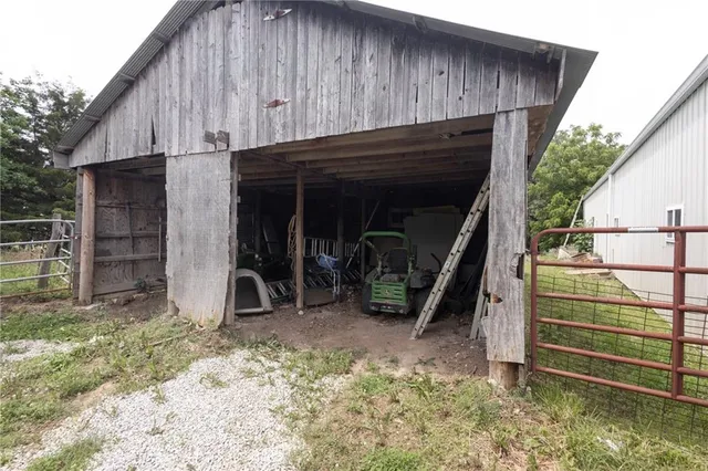 $860,000 | 35705 East R D Mize Road, Oak Grove, MO 64075