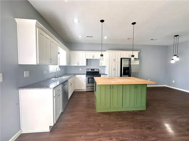 $860,000 | 35705 East R D Mize Road, Oak Grove, MO 64075