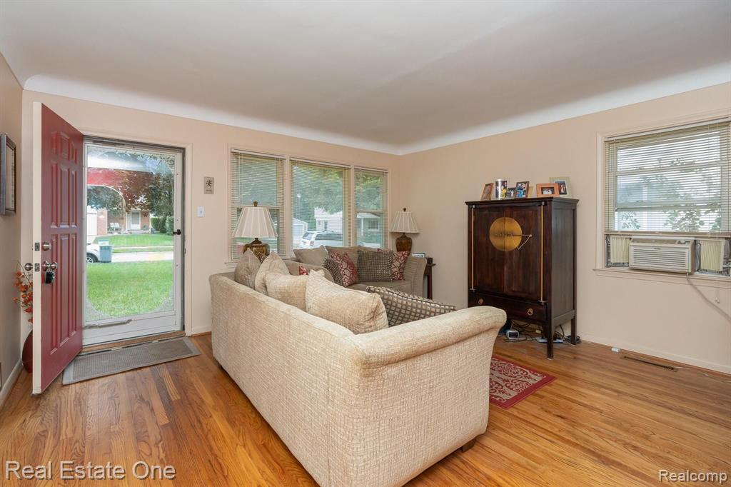 829 Miller Avenue Rochester, MI 48307 - Photo 3 of 25