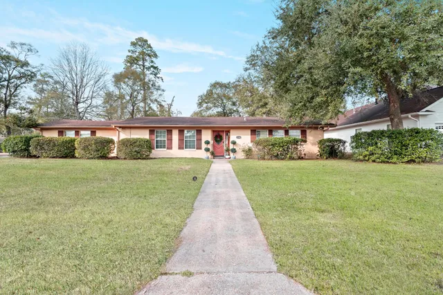a view of house with garden