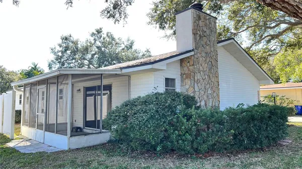 a view of a house with backyard and plants