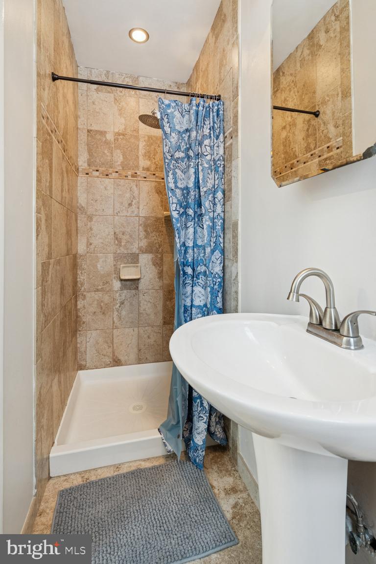 516 Coach Road Blackwood, NJ 08012 - Photo 18 of 24 Bathroom