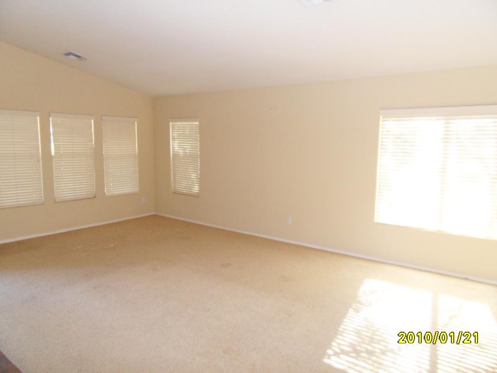 3154 South Martingale Road Gilbert, AZ 85295 - Photo 4 of 12 Living room