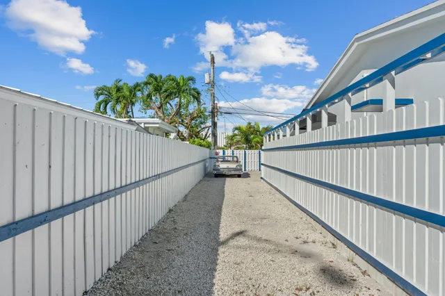 a view of an entryway with a livingroom