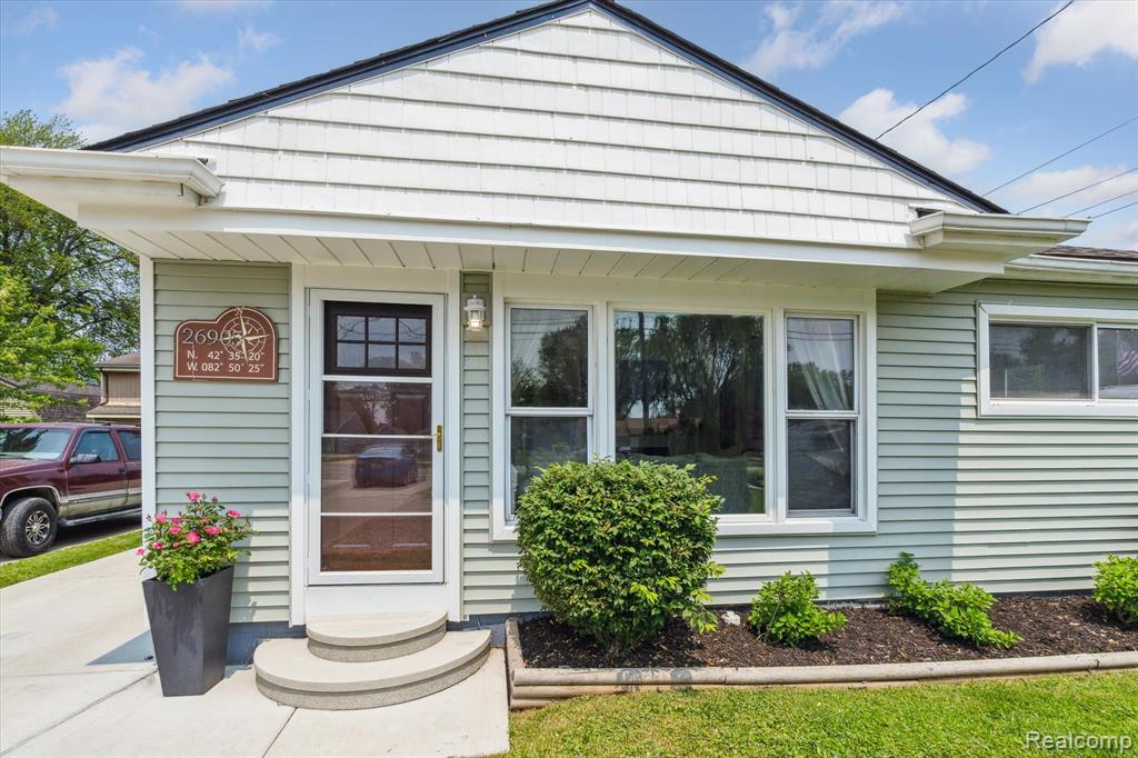 26905 South River Road Harrison Township, MI 48045 - Photo 5 of 42