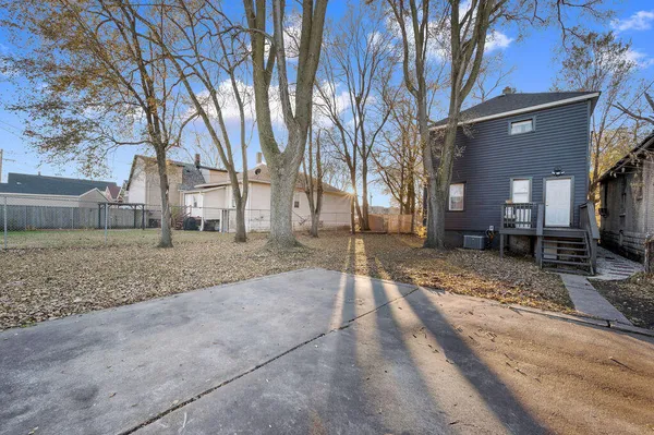 a view of a yard with a house