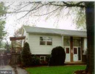 a view of a back yard of the house