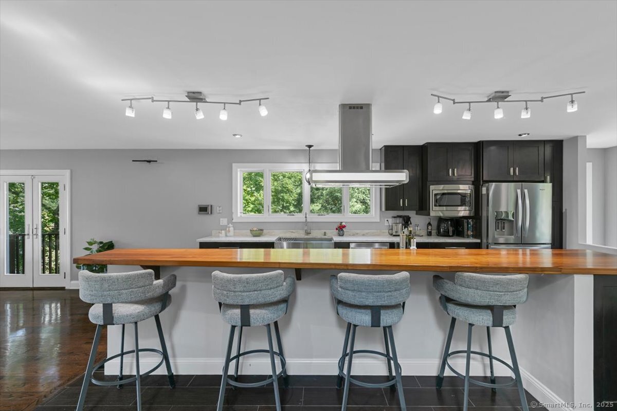 33 Jefferson Place Branford, CT 06405 - Photo 7 of 37