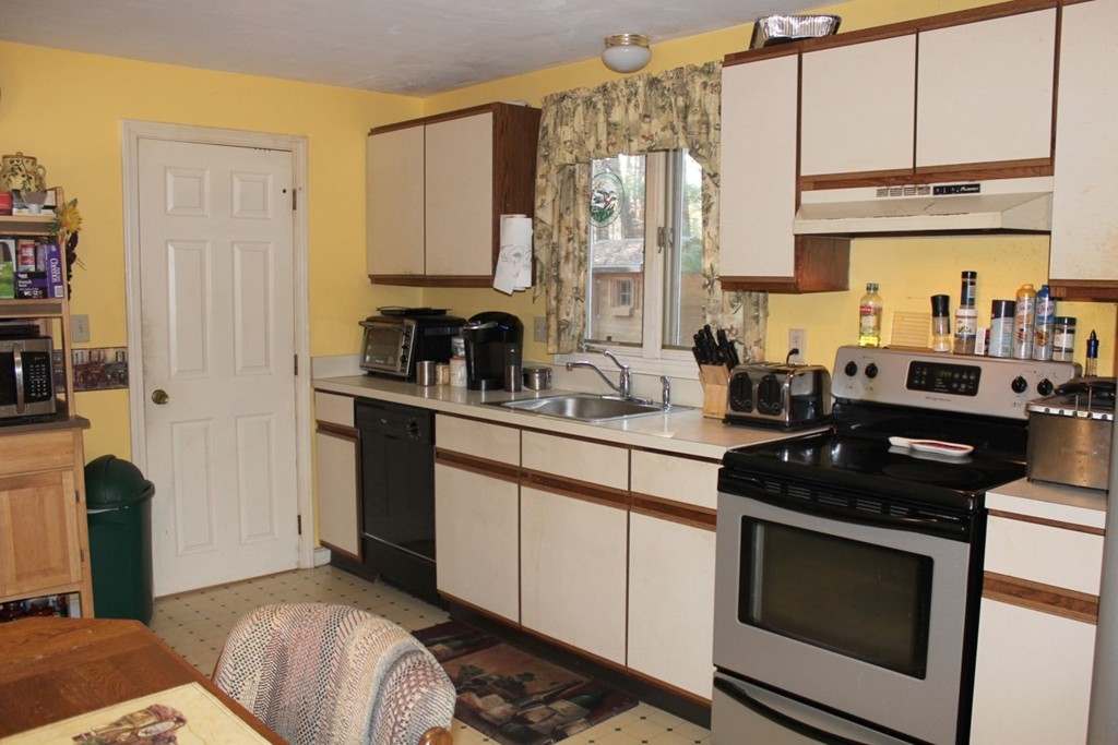26 Pinecrest Road, Unit 26 Uxbridge, MA 01569 - Photo 3 of 20 Gallery Image 3
