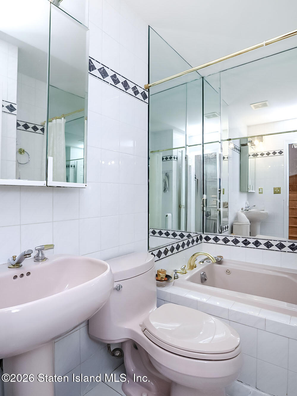 45 Fairlawn Loop Staten Island, NY 10308 - Photo 22 of 49 a bathroom with a sink a toilet and a bathtub