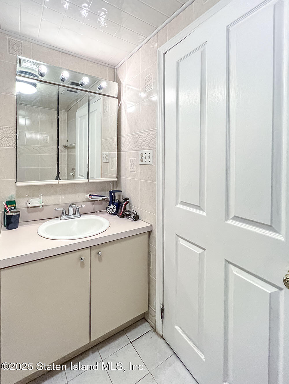45 Fairlawn Loop Staten Island, NY 10308 - Photo 31 of 49 a bathroom with a double vanity sink and mirror