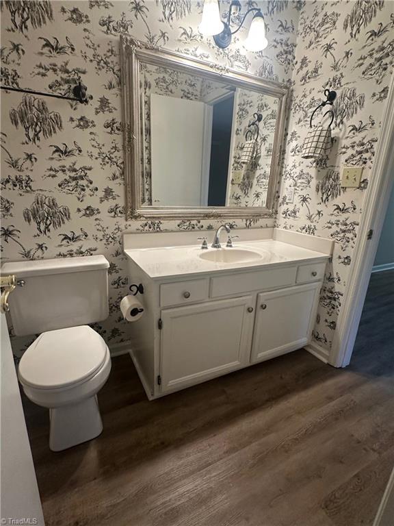 222 Ridge Forest Court Winston-Salem, NC 27104 - Photo 12 of 29 Main bath off of living room and 2nd bedroom