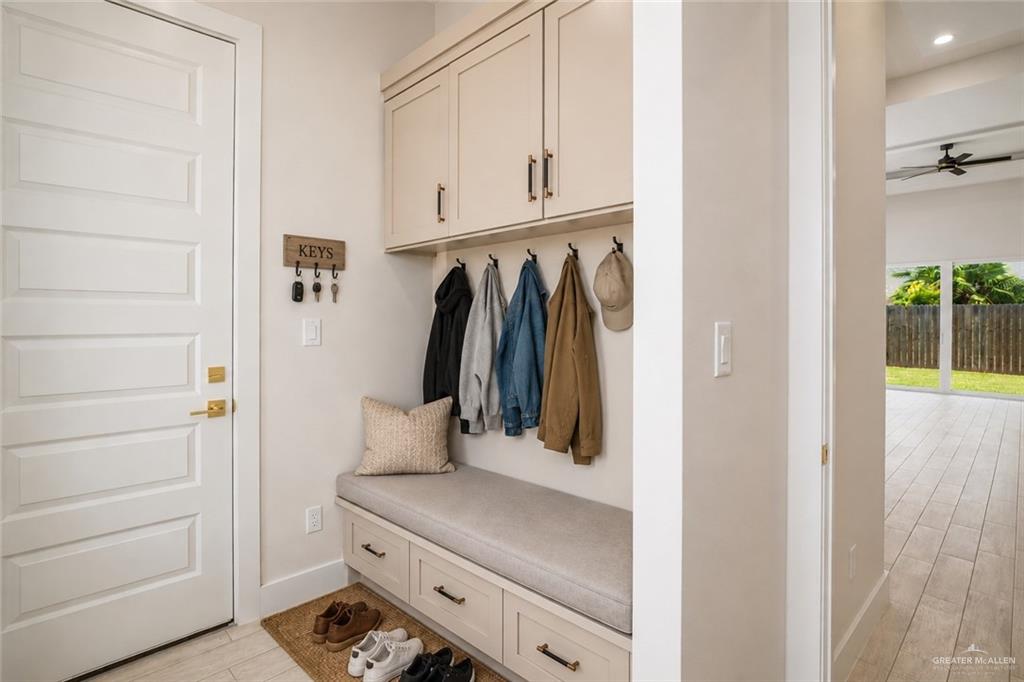 902 La Laguna Road Mission, TX 78572 - Photo 5 of 33 digital staged mud room