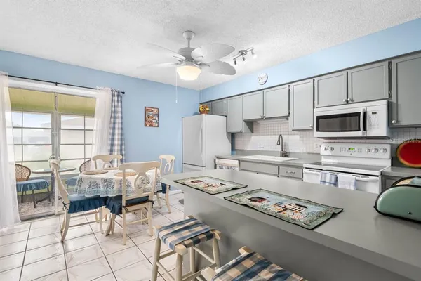 $1,695 | 706 West Brockton Place, Sun City Center, FL 33573