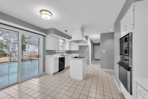 $450,000 | 8 Heaton Court, Sugar Grove, IL 60554