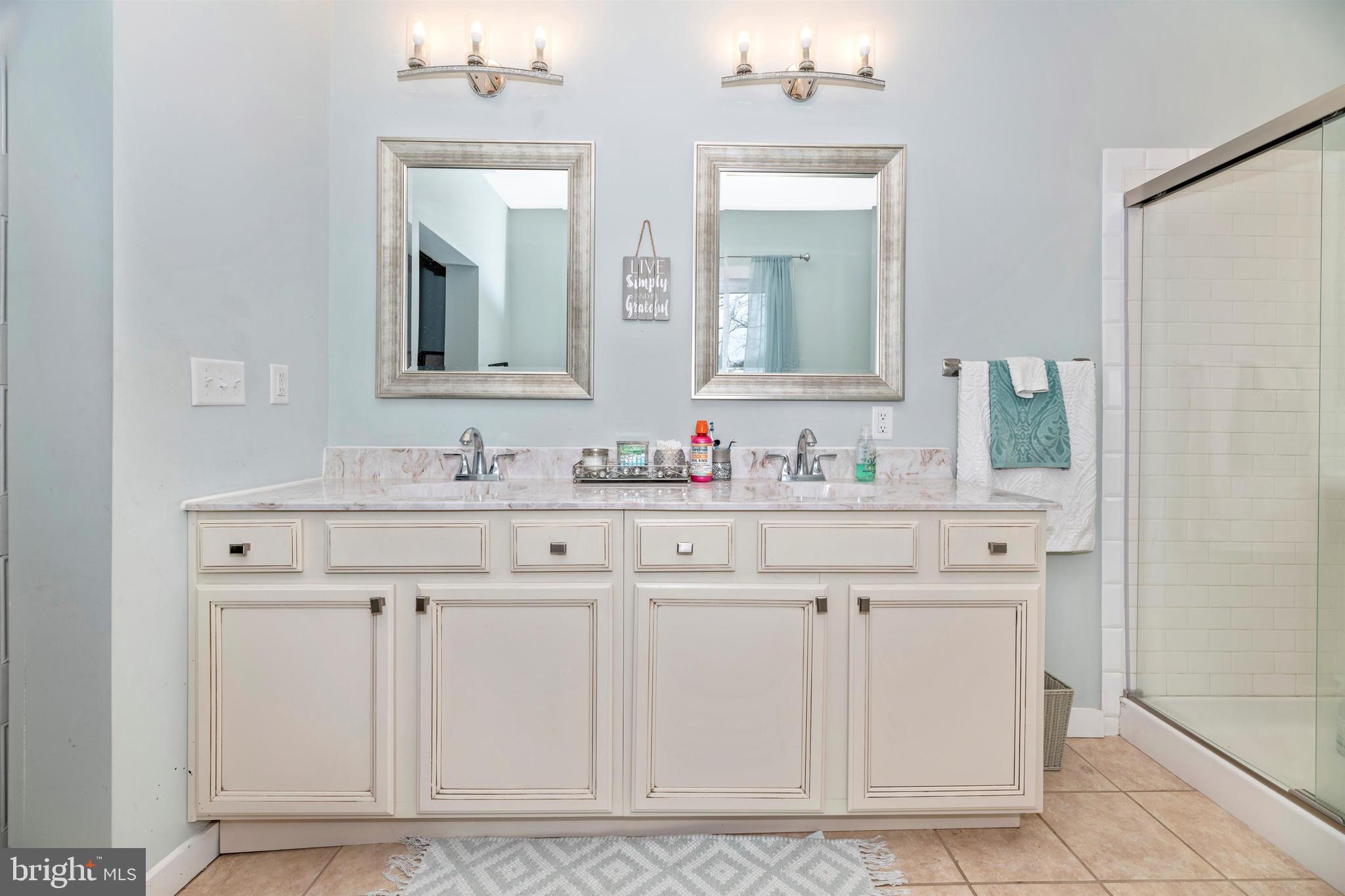 19614 Longmeadow Road Hagerstown, MD 21742 - Photo 25 of 52 Owners bathroom