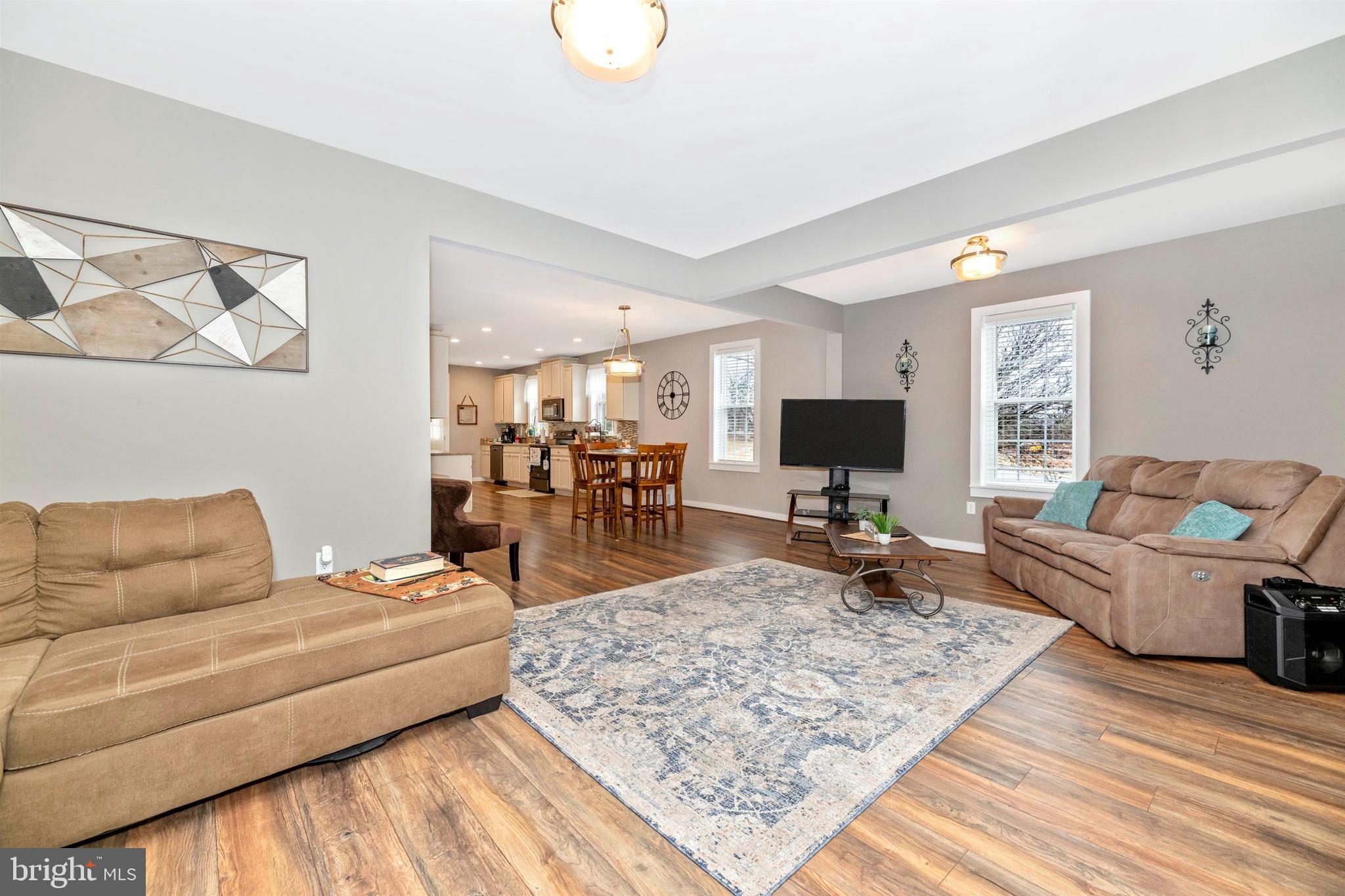 19614 Longmeadow Road Hagerstown, MD 21742 - Photo 6 of 52 Living room