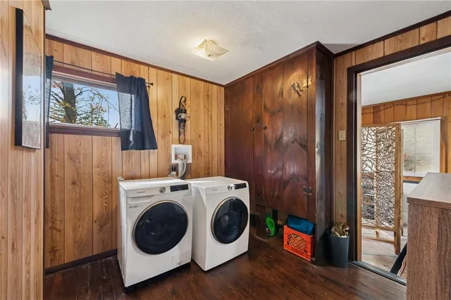 a view of a bedroom with washer and dryer
