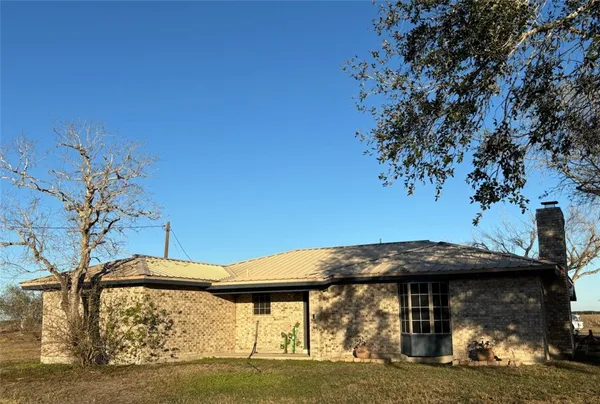 a view of a house with a fountain