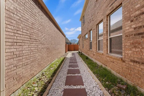 a view of a pathway with a pathway