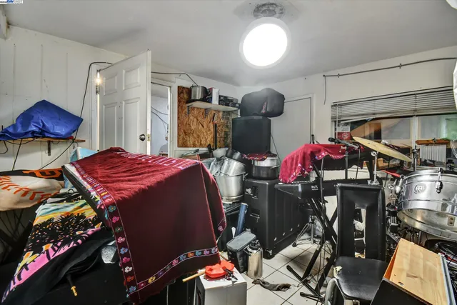 a bed room with a bed and a closet