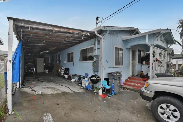 a view of a car park in front of house