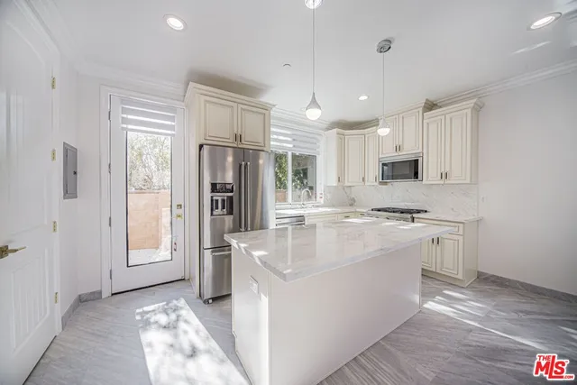 $6,295 | 2017 South Centinela Avenue, Unit C, Santa Monica, CA 90404