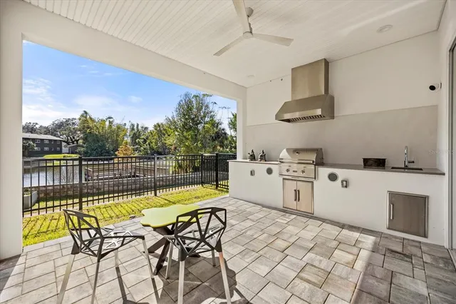 a view of a backyard