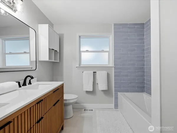 $895,000 | 18604 105th Avenue Northeast, Bothell, WA 98011