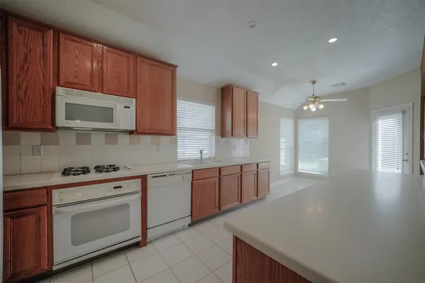 $2,300 | 39 Belcarra Place, The Woodlands, TX 77382