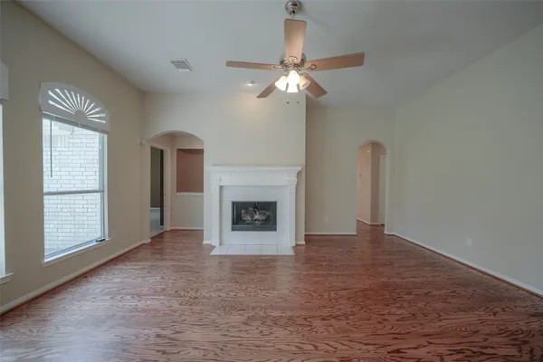 $2,300 | 39 Belcarra Place, The Woodlands, TX 77382