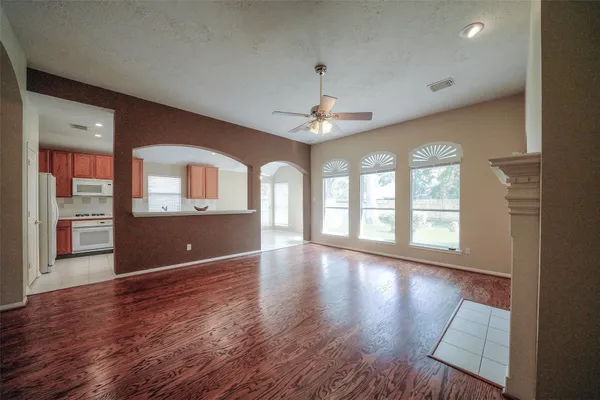 $2,300 | 39 Belcarra Place, The Woodlands, TX 77382