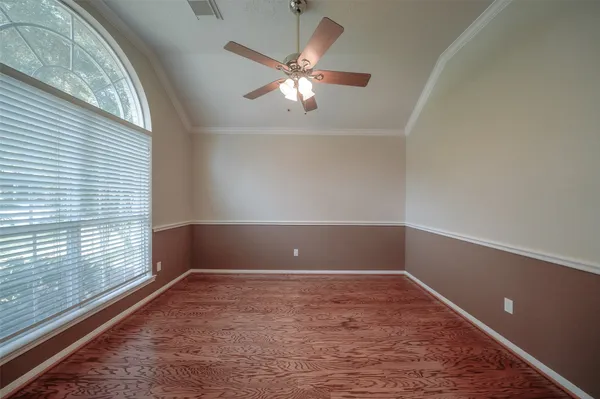 $2,300 | 39 Belcarra Place, The Woodlands, TX 77382