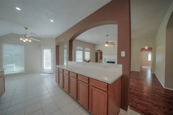 $2,300 | 39 Belcarra Place, The Woodlands, TX 77382