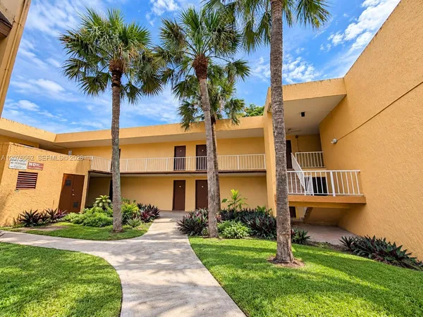 $325,000 | 13700 Southwest 62nd Street, Unit 143, Miami, FL 33183