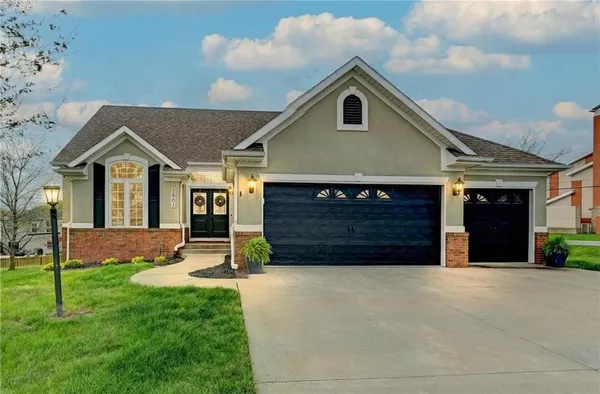 $439,000 | 2901 Wilshire Court, St. Joseph, MO 64506