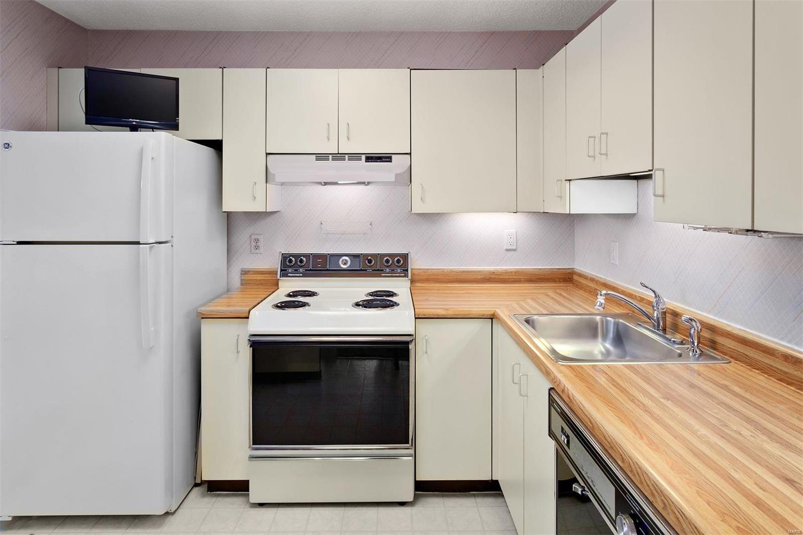 8930 Cardinal Terrace Brentwood, MO 63144 - Photo 11 of 18