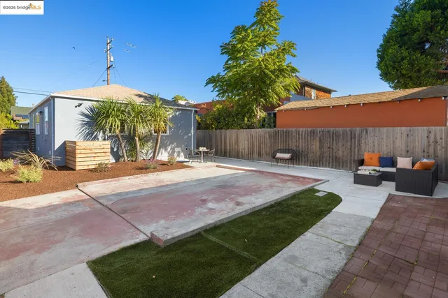 a view of a backyard