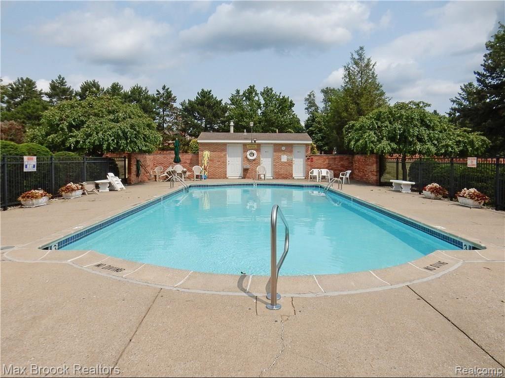 801 West Long Lake Road, Unit 2 Bloomfield Hills, MI 48302 - Photo 3 of 19