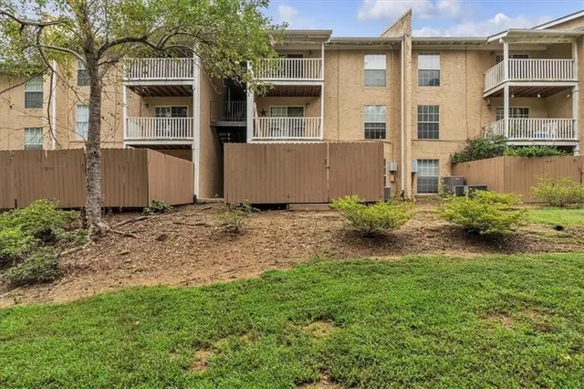 a view of a house with backyard and garden
