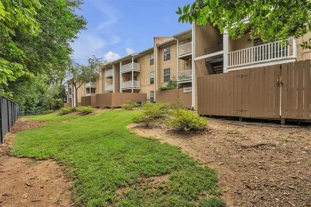 a view of a house with backyard and garden