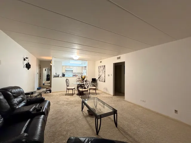 $180,000 | 10002 South Pulaski Road, Unit 207, Oak Lawn, IL 60453